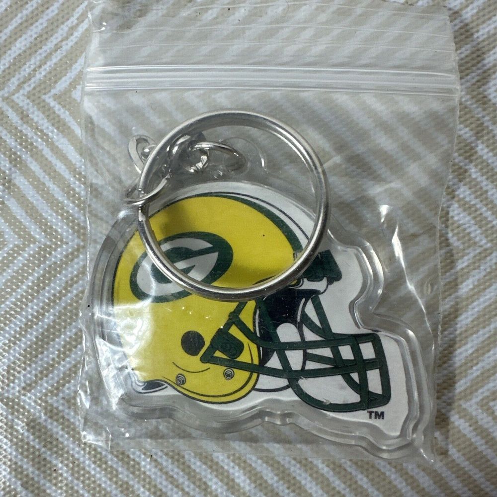 VTG Green Bay Packers Acrylic NFL helmet keychain Image same on‎ both sides - Picture 2 of 3